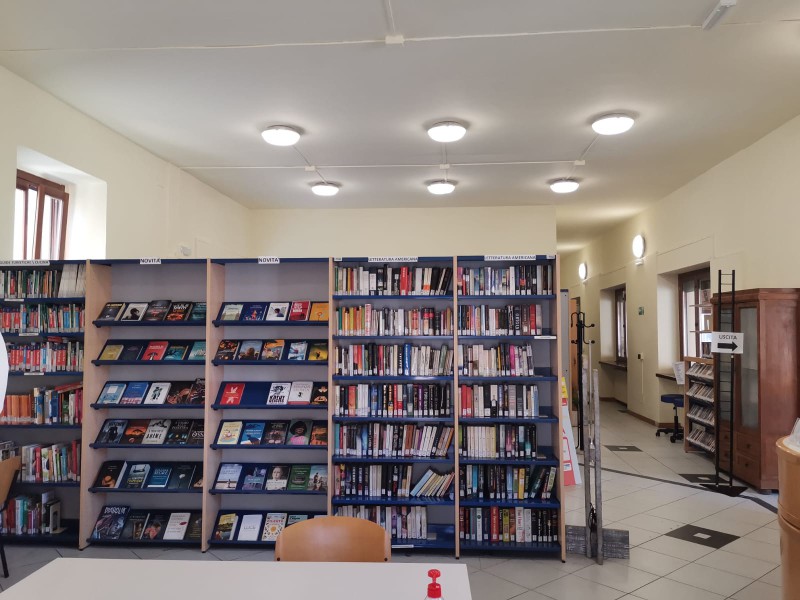 Biblioteca_Barzanò2.JPG (104 KB)