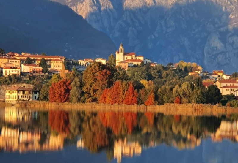 I colori dell'autunno sul lago